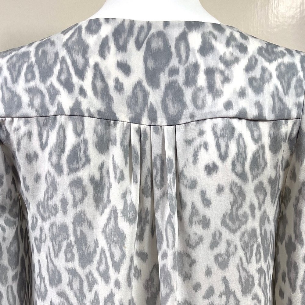Joie grey/ivory jaguar print V neck Silk Blouse - Picture 5 of 10